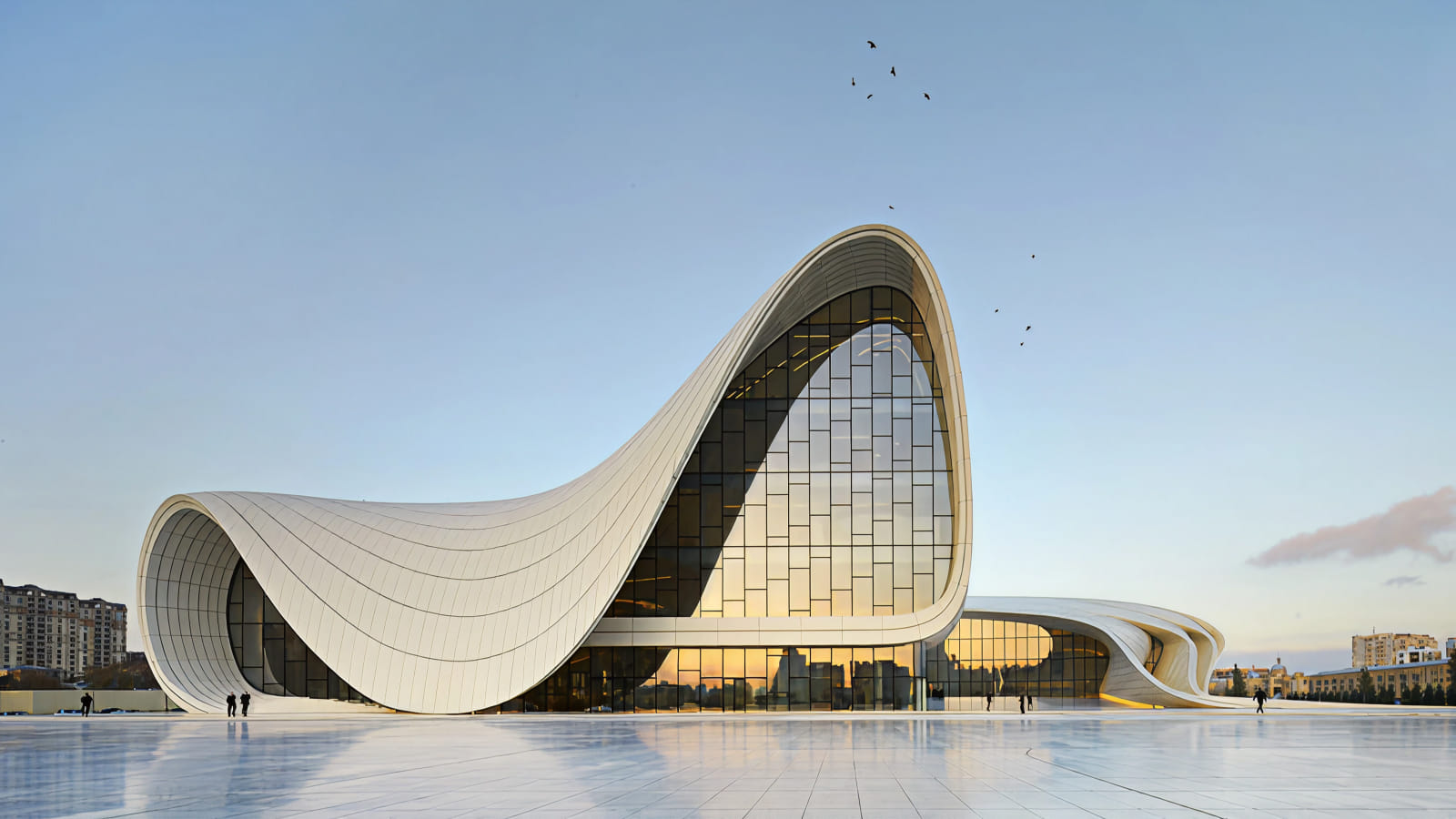 Центр Гейдара Алиева в Баку - дизайн архитектурного бюро Захи Хадид. 