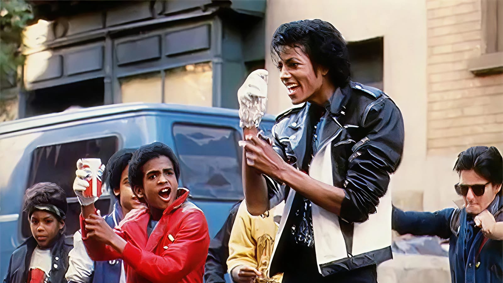 Кадр из рекламного ролика Pepsi с участием Майкла Джексона Кадр с Майклом Джексоном в рекламном ролике Pepsi 1983 года