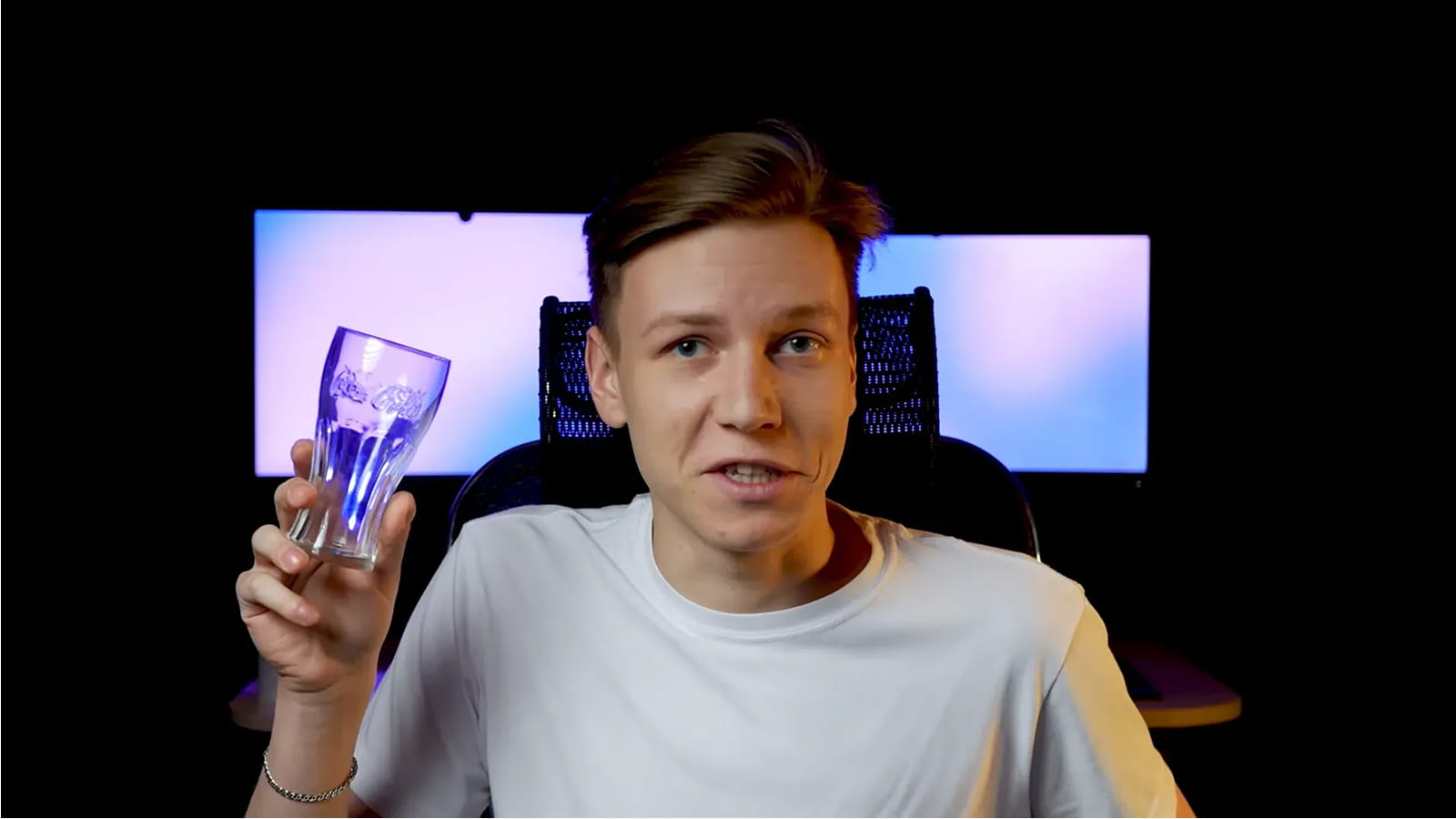 Брендированный стакан Coca-Cola в руках у автора статьи