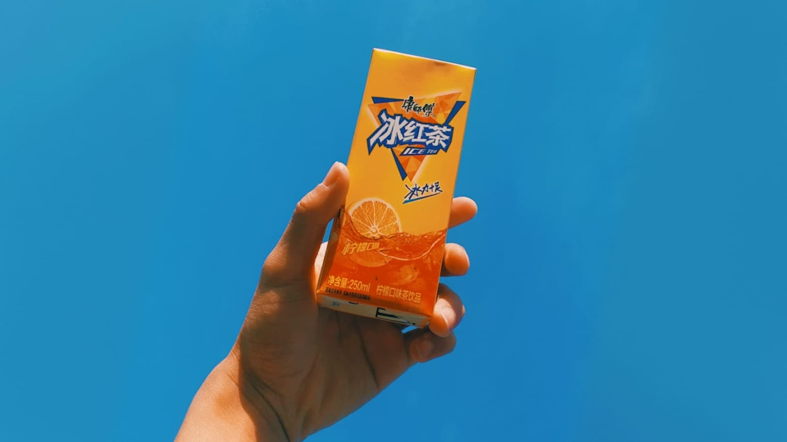 Дизайн пачки сока с ярким изображением апельсина Пачка сока с ярким изображениям апельсина в качестве дизайна